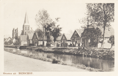 130052 Gezicht op het Dorp te Benschop, met links de toren van de R.K. St.-Victorkerk (Dorp 149).